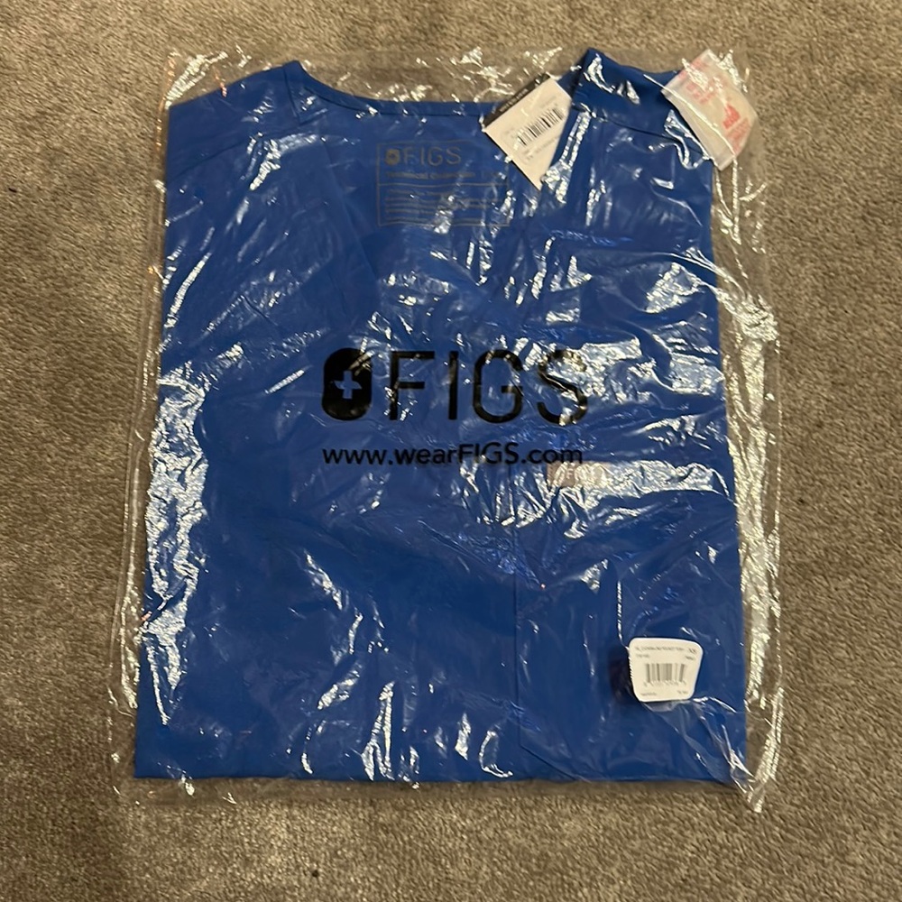 Xs figs scrub top
